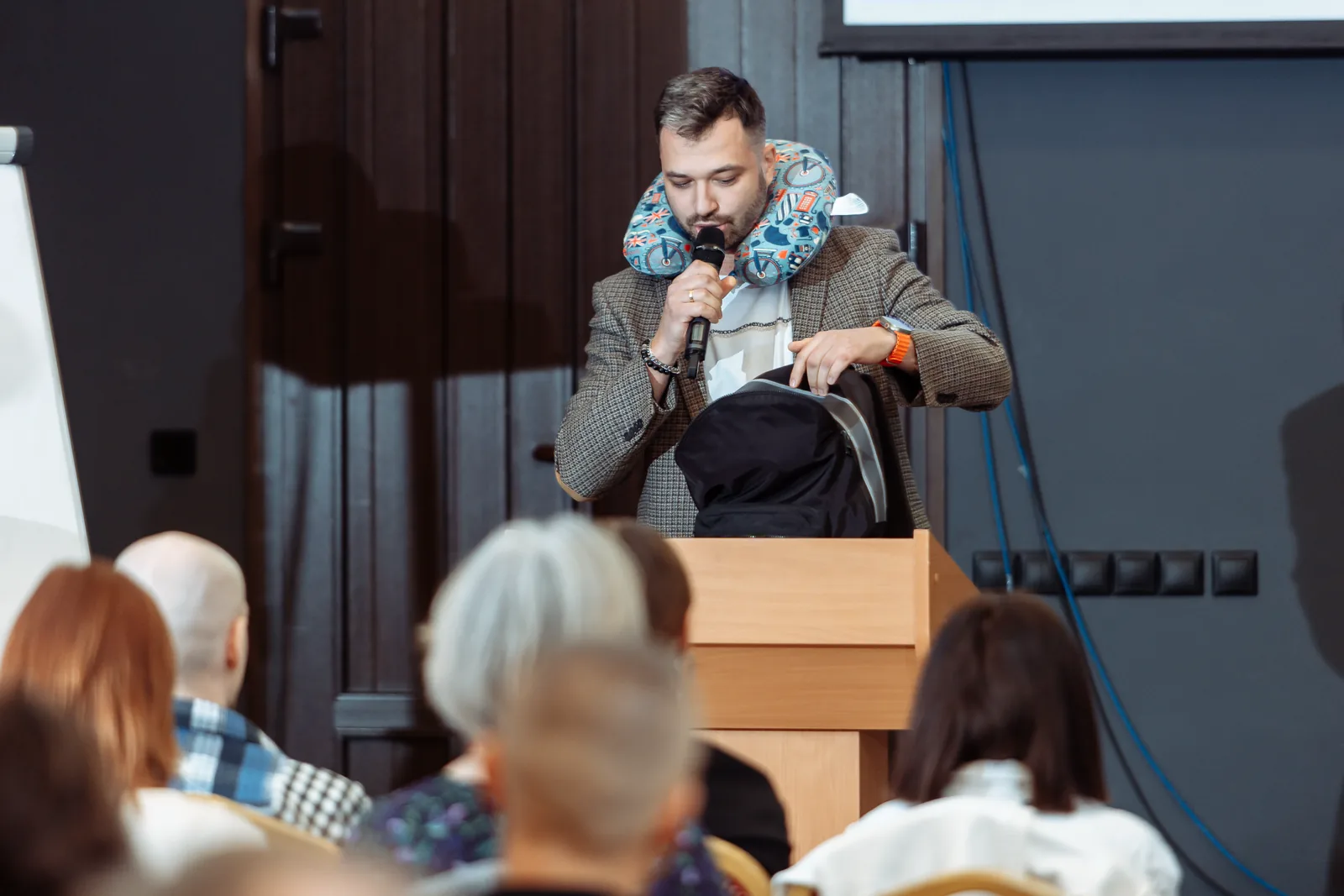 Александр Лебедев проводит занятие с аудиторией